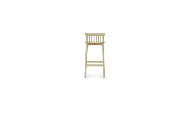 En barstol i træ med høj ryg og fodstøtte, placeret mod en almindelig hvid baggrund, med TomorrowsDesign.