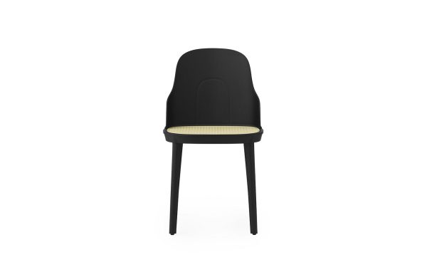 En moderne sort NORMANN COPENHAGEN - Allez Stol stol med højt ryglæn og fire slanke ben, med en lys beige sædehynde, isoleret på en hvid baggrund.