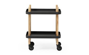 En moderne serveringsvogn i to niveauer med en træramme og sorte hylder, udstyret med fire drejehjul til mobilitet, har et skandinavisk design, isoleret på en hvid baggrund.