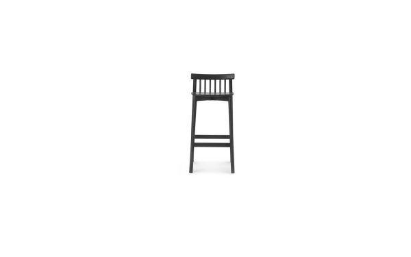 En høj sort barstol med ryglæn med lamel og firkantet sæde, med et TomorrowsDesign, stående på fire slanke ben, isoleret mod en hvid baggrund.