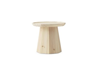 En enkel trætaburet med en rund top og en tilspidset bund, isoleret på en hvid baggrund, har mærket NORMANN COPENHAGEN - Pine Sofabord Ø45. Skamlen fremviser synlige træfibre og knaster, hvilket tilføjer en naturlig æstetik.