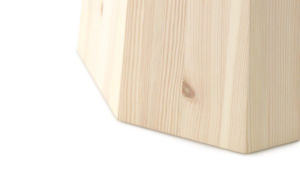 Nærbillede af NORMANN COPENHAGEN - Pine Sofabord Ø45 med en glat, bleg overflade og synlige træårer, isoleret på en hvid baggrund. kanten af objektet antyder en geometrisk eller kantet form.