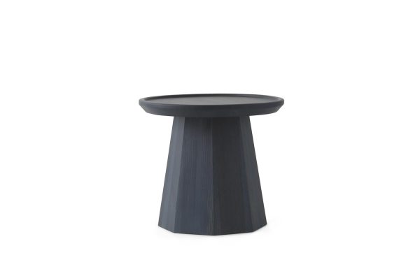 En enkel mørkeblå NORMANN COPENHAGEN - Pine Sofabord Ø45 med en konisk bund og en rund top, sat mod en almindelig hvid baggrund.