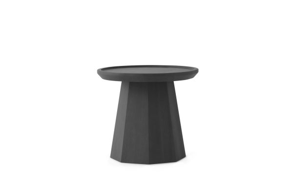 Et minimalistisk NORMANN COPENHAGEN Pine Sofabord Ø45 med en tilspidset base, isoleret på en hvid baggrund.