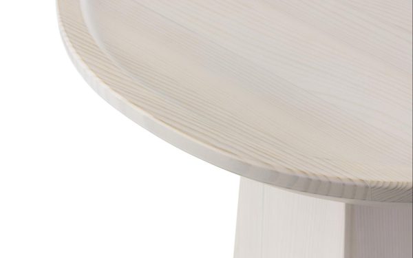 Nærbillede af en NORMANN COPENHAGEN - Pine Sofabord Ø45, der viser detaljer om bordpladens tekstur og kantkrumning mod en hvid baggrund.