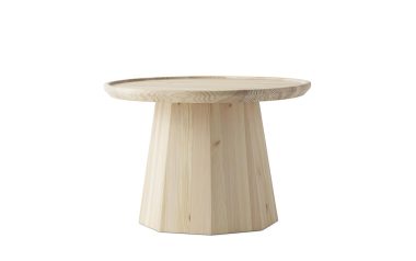 EN NORMANN COPENHAGEN - Fyrretræ Sofabord Ø65 med en cylindrisk base og en rund top, isoleret på hvid baggrund.