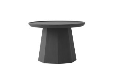 En enkel, moderne sort NORMANN COPENHAGEN - Pine Sofabord Ø65 med en cirkulær top og en tilspidset bund, isoleret på en hvid baggrund.