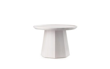 Et moderne, minimalistisk NORMANN COPENHAGEN - Pine Sofabord Ø65 med en cylindrisk base, isoleret på en hvid baggrund.