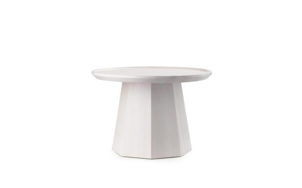 Et moderne, minimalistisk NORMANN COPENHAGEN - Pine Sofabord Ø65 med en cylindrisk base, isoleret på en hvid baggrund.