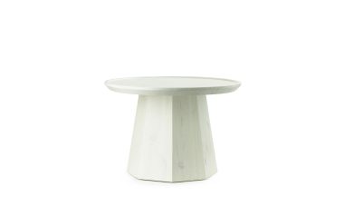 En enkel hvid trætaburet med en rund top og en tilspidset bund, designet af TomorrowsDesign, isoleret på en hvid baggrund.