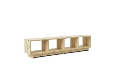 En lav, rektangulær NORMANN COPENHAGEN - Plank Bogreol Lav reol med tre rum, hvilende på en kort base, isoleret på en hvid baggrund.