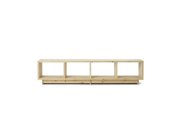 En enkel, ufærdig træ NORMANN COPENHAGEN - Plank Bogreol Lav med tre rum, sat mod en isoleret hvid baggrund.