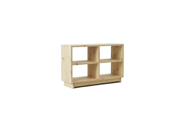En enkel, ufærdig NORMANN COPENHAGEN - Plank Bogreol Mellem opbevaringshylde med seks rum, isoleret på en hvid baggrund.