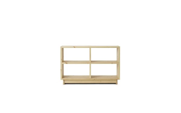 En enkel NORMANN COPENHAGEN - Plank Bogreol Mellem med en naturlig finish og seks rum i forskellige størrelser, isoleret mod en hvid baggrund.