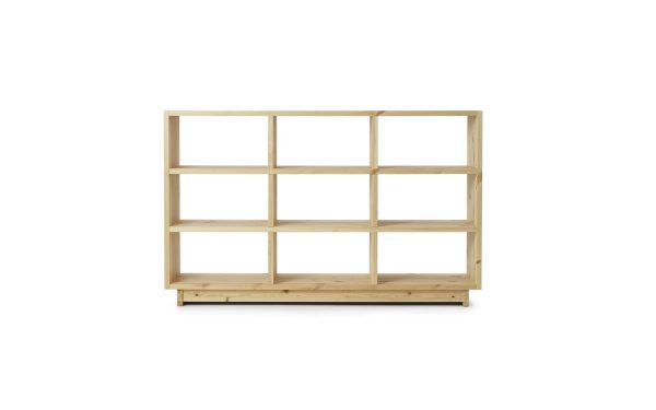En enkel, umalet NORMANN COPENHAGEN - Plank Bogreol Høj reol med flere rum på en almindelig hvid baggrund.