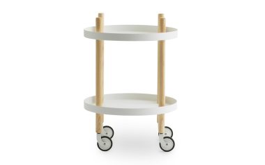 En hvid, to-trins serveringsvogn med runde bakker og lodrette træstøtter, med et TomorrowsDesign-design, udstyret med fire sorte styrehjul, på hvid baggrund.
