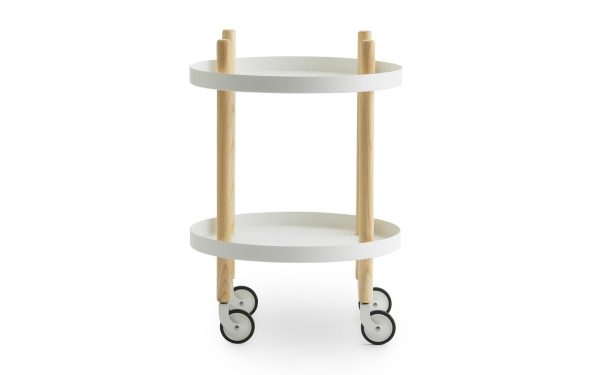 En hvid, to-trins serveringsvogn med runde bakker og lodrette træstøtter, med et TomorrowsDesign-design, udstyret med fire sorte styrehjul, på hvid baggrund.