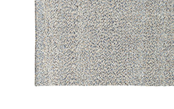 Et nærbillede af en NORMANN COPENHAGEN - Polli Gulvtæppe 100x200 med et tæt mønster af beige, blå og grå pletter, der optager hele rammen mod en hvid baggrund.