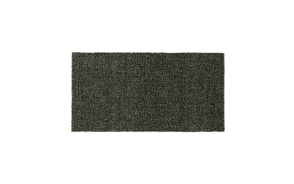 Et nærbillede af en tæt tekstureret NORMANN COPENHAGEN - Polli Gulvtæppe 100x200 overflade, der viser et ensartet mønster af syntetiske græsstrå.