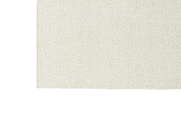 Et nærbillede af et tekstureret beige tæppe med en almindelig hvid baggrund øverst. Tæppet optager det meste af billedet og viser detaljerede stofløkker og hints til TomorrowsDesign i interiørstyling.