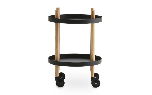 Et moderne NORMANN COPENHAGEN - Blok Rullebord Ø45 med sorte cirkulære hylder og naturtræstolper, udstyret med fire sorte styrehjul til mobilitet, isoleret på en hvid baggrund.