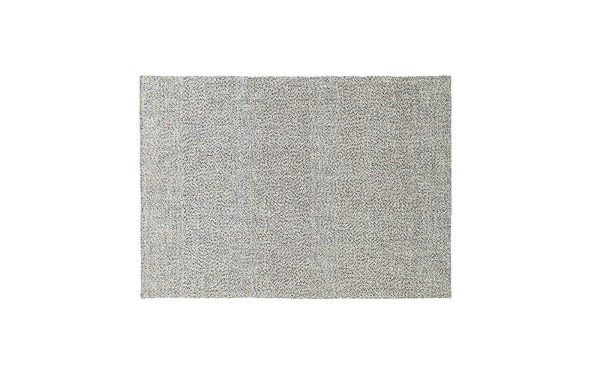 En firkantet, plettet grå NORMANN COPENHAGEN - Polli Gulvtæppe 170x240 isoleret på en hvid baggrund, der viser en ensartet, struktureret overflade.