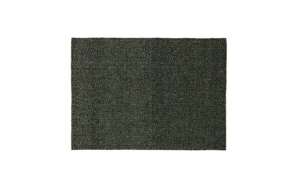 A NORMANN COPENHAGEN - Polli Gulvtæppe 170x240, mørkegrøn tekstureret tæppe isoleret på en hvid baggrund.