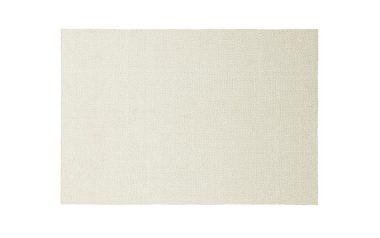 Et firkantet beige tæppe med en subtil tekstur og elegant design, isoleret på en hvid baggrund.