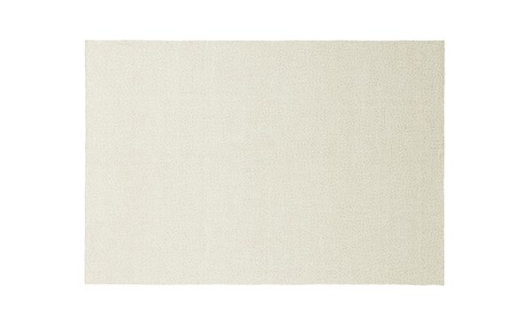 Et firkantet beige tæppe med en subtil tekstur og elegant design, isoleret på en hvid baggrund.