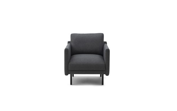 En moderne mørkegrå lænestol med en minimalistisk designmøbler, med rene linjer og slanke metalben, isoleret på en hvid baggrund.