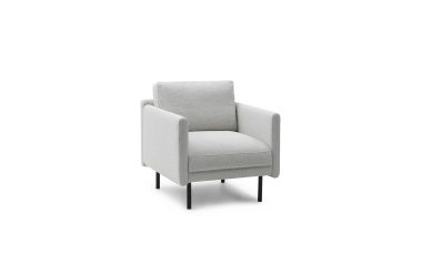 En moderne lysegrå lænestol fra TomorrowsDesign med rene linjer og slanke sorte metalben, isoleret på en hvid baggrund.