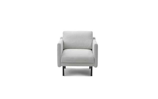 En moderne lysegrå lænestol med et rent, minimalistisk design, med et blødt sæde og ryglæn understøttet af fire slanke sorte metalben, isoleret på en hvid baggrund. Dette stykke afspejler essensen af TomorrowsDesign.