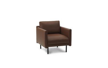 En moderne brun læderlænestol med firkantet design og sorte metalben, isoleret på en hvid baggrund, fra TomorrowsDesign.