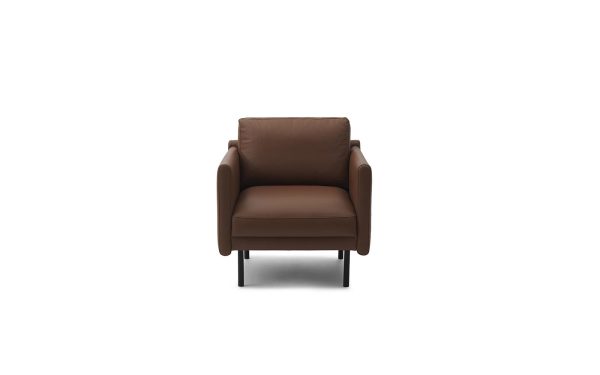 En enkelt brun læderlænestol med et moderne design af TomorrowsDesign, med et polstret sæde og ryglæn, isoleret på en hvid baggrund.