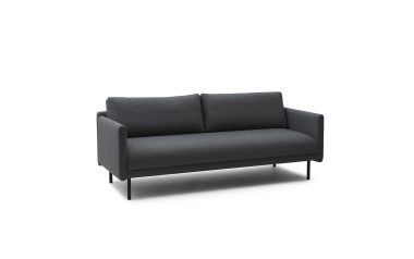 En moderne mørkegrå sofa med to puder, med minimalistisk TomorrowsDesign og metalben, isoleret på en hvid baggrund.