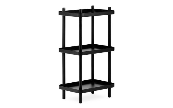 En tre-lags, sort, firkantet NORMANN COPENHAGEN - Block Reol enhed isoleret på en hvid baggrund. hylderne mindskes i størrelse fra bund til top med et enkelt, moderne design.