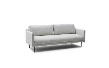 En moderne lysegrå sofa med et enkelt, slankt design med to puder og sorte metalben, isoleret på en hvid baggrund, perfekt til moderne interiør.