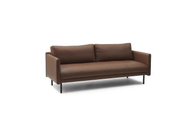 En minimalistisk moderne brun lædersofa med et slankt design og tynde metalben, isoleret på en hvid baggrund, perfekt til moderne interiør.