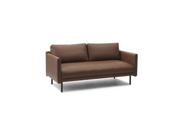 En moderne brun to-personers lædersofa med et slankt design og metalben, isoleret på en hvid baggrund, perfekt til ethvert TomorrowsDesign-tema.