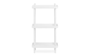 En almindelig, hvid, tre-lags NORMANN COPENHAGEN - Block Reol med lodrette understøtninger i hvert hjørne, isoleret på en hvid baggrund.