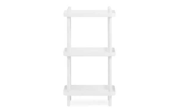 En almindelig, hvid, tre-lags NORMANN COPENHAGEN - Block Reol med lodrette understøtninger i hvert hjørne, isoleret på en hvid baggrund.