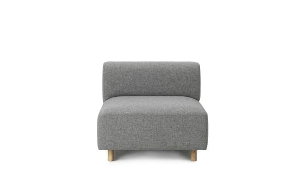 Et moderne, enkeltsædet NORMANN COPENHAGEN - Redo Modulsofa 110 Center med et enkelt blokdesign og korte træben, isoleret på en hvid baggrund.
