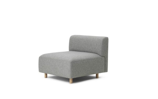 Et moderne NORMANN COPENHAGEN - Redo Modulsofa 110 Center med et enkelt, lige ryglæn og en firkantet sædehynde, sat på fire træben, isoleret på en hvid baggrund.