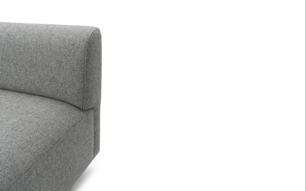Delvis visning af en moderne NORMANN COPENHAGEN - Redo Modulsofa 110 Center med et tekstureret stofbetræk, isoleret mod en hvid baggrund med rigelig tom plads til højre.