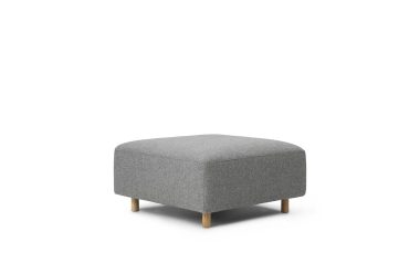 En moderne, firkantet NORMANN COPENHAGEN - Redo Modulsofa 700 Puf betrukket med lysegråt stof med fire korte træben, sat mod en skarp hvid baggrund.