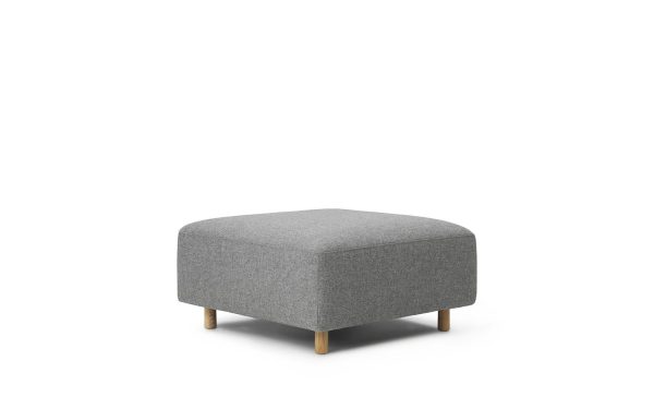 En moderne, firkantet NORMANN COPENHAGEN - Redo Modulsofa 700 Puf betrukket med lysegråt stof med fire korte træben, sat mod en skarp hvid baggrund.