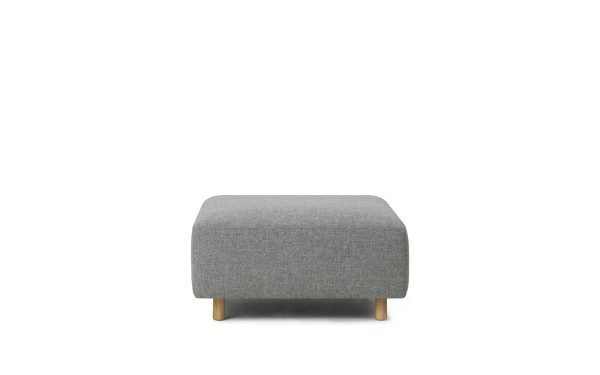 En moderne NORMANN COPENHAGEN - Redo Modulsofa 700 Puf med et stofbetræk og korte træben, isoleret på en hvid baggrund.