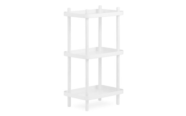 NORMANN COPENHAGEN - Block Reol tre-lags hjørnehylde isoleret på en ren hvid baggrund, med et minimalistisk design med tynde lodrette understøtninger og flade overflader.