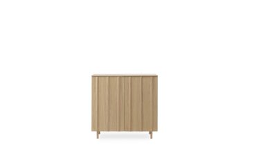 Et moderne design lyst træskab med lodrette lameller og slanke ben, stående mod en hvid baggrund.