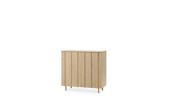 Et moderne træskab med lodrette lameller og slanke ben, isoleret mod en almindelig hvid baggrund, eksemplificerer TomorrowsDesign.